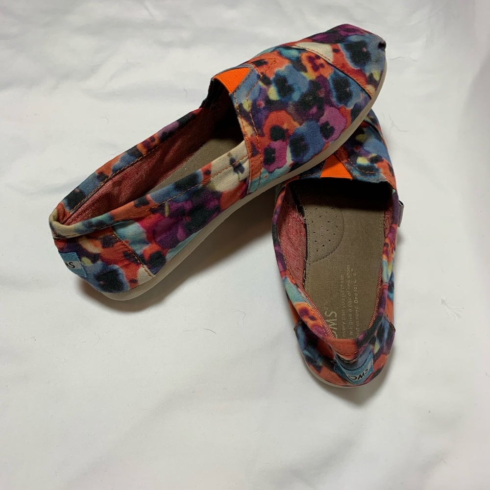Colorful TOMS Size 7